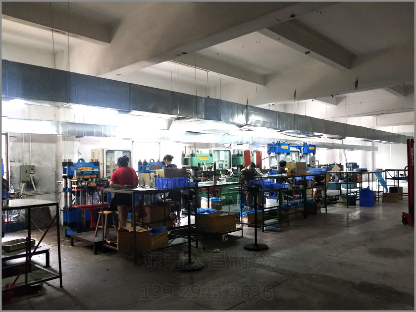 樟木頭吸盤廠車間降溫工程,環(huán)保空調(diào),車間降溫,大型空調(diào),廠房降溫,潤(rùn)東方環(huán)?？照{(diào)